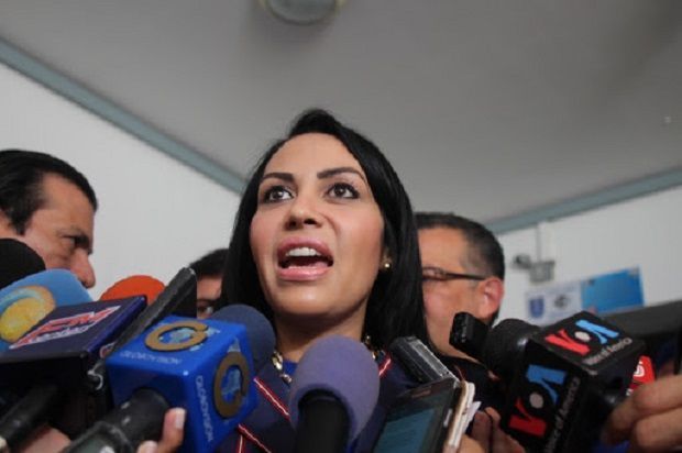 Solórzano exigió respeto a la inmunidad parlamentaria y liberación de Gilber Caro buff.ly/2ieeXRd