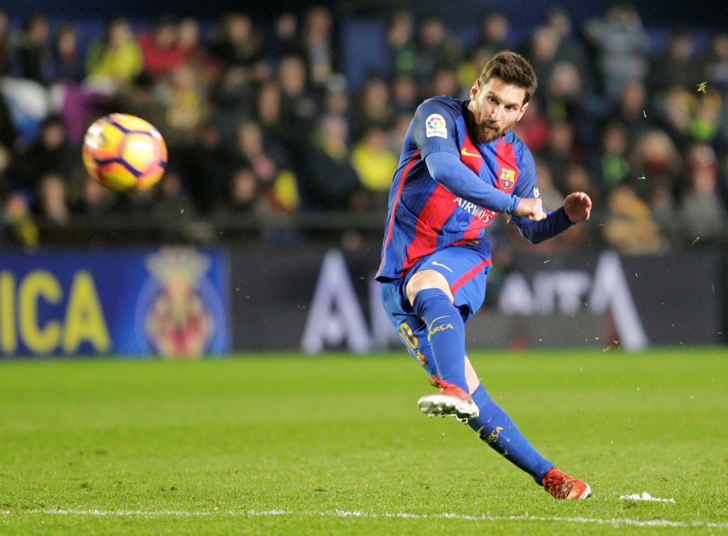 Si Messi no hace gol en sus 241 próximos lanzamientos de falta tendrá  el  mismo % de acierto que Cristiano Ronaldo (1,3%), via <a href="/BigSportGB/">BigSport</a>