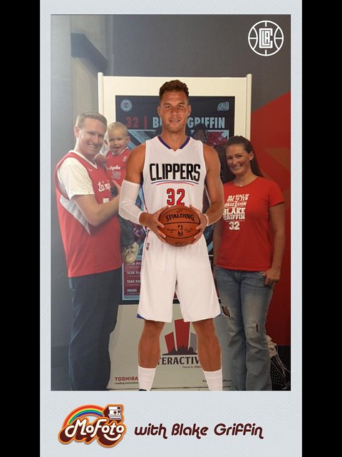 LAInteractive's tweet photo. @blakegriffin32 fans snap photo of their fav @STAPLESCenter! Download app to snap shots of your fav @LAClippers https://t.co/PxD1o1cAOw https://t.co/EWjVKy7e10