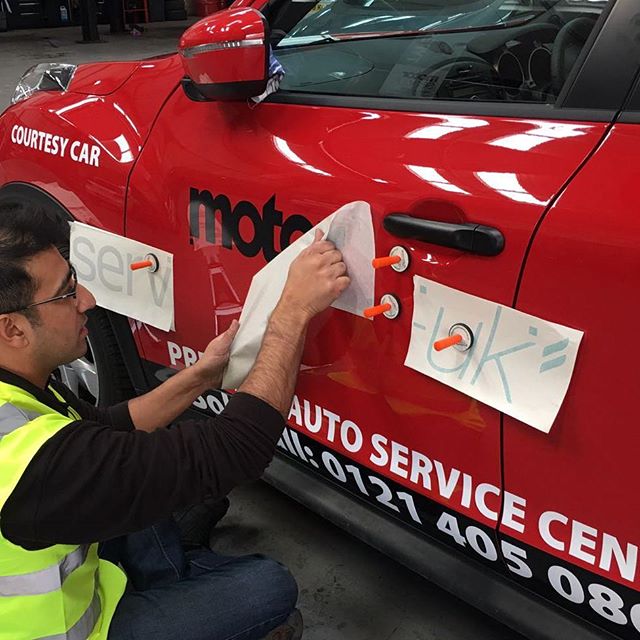 bigprintbham's tweet image. Applying vinyls to a Nissan Juke for @motorservuk #bigprintbirmingham #printingbirmingham #bigprintbham #carsigns...