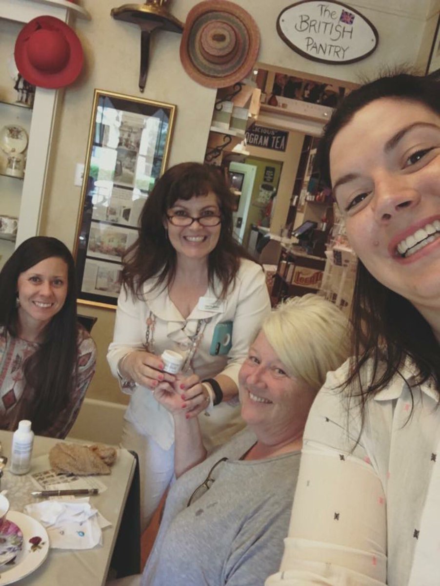 JudiePalmisano's tweet photo. Tea ☕️ with friends is my favorite place for visiting and for business chats. #TeaIsWhatLadiesDo. #9daysofGrace #TeaForTeam https://t.co/SxO5kEJ2Pg