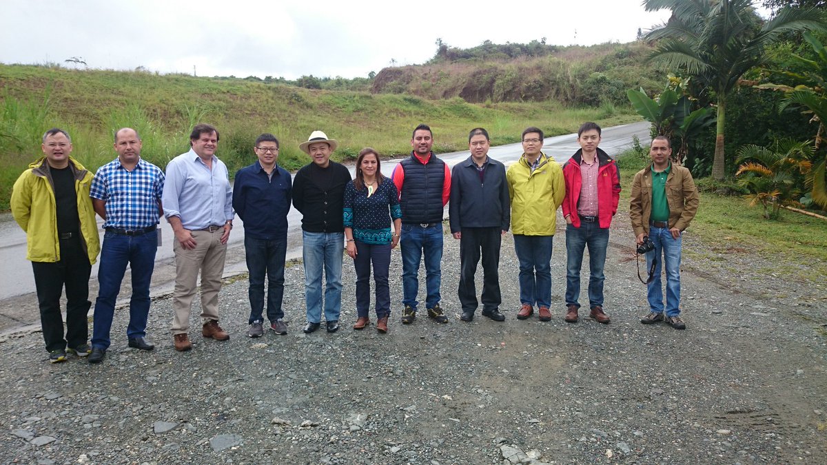 ampisan1's tweet photo. Con empresarios de carson group y Power China visitando el proyecto Aeropuerto del cafe. https://t.co/mX4WICt7tg