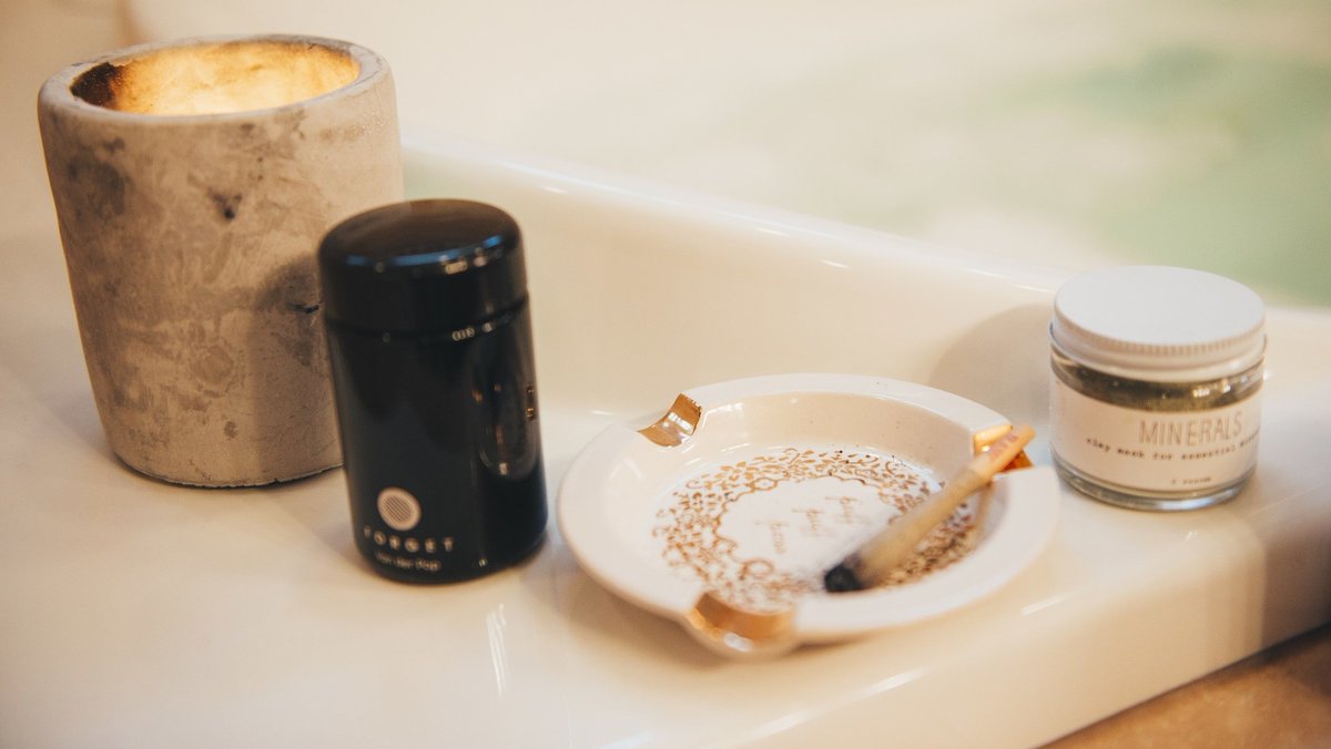 van_der_pop's tweet photo. Roll a joint. Draw a bath. Pamper yourself. #getpopped #weedwednesday #stashcheck @GKellyPR https://t.co/nsefNc4rnS