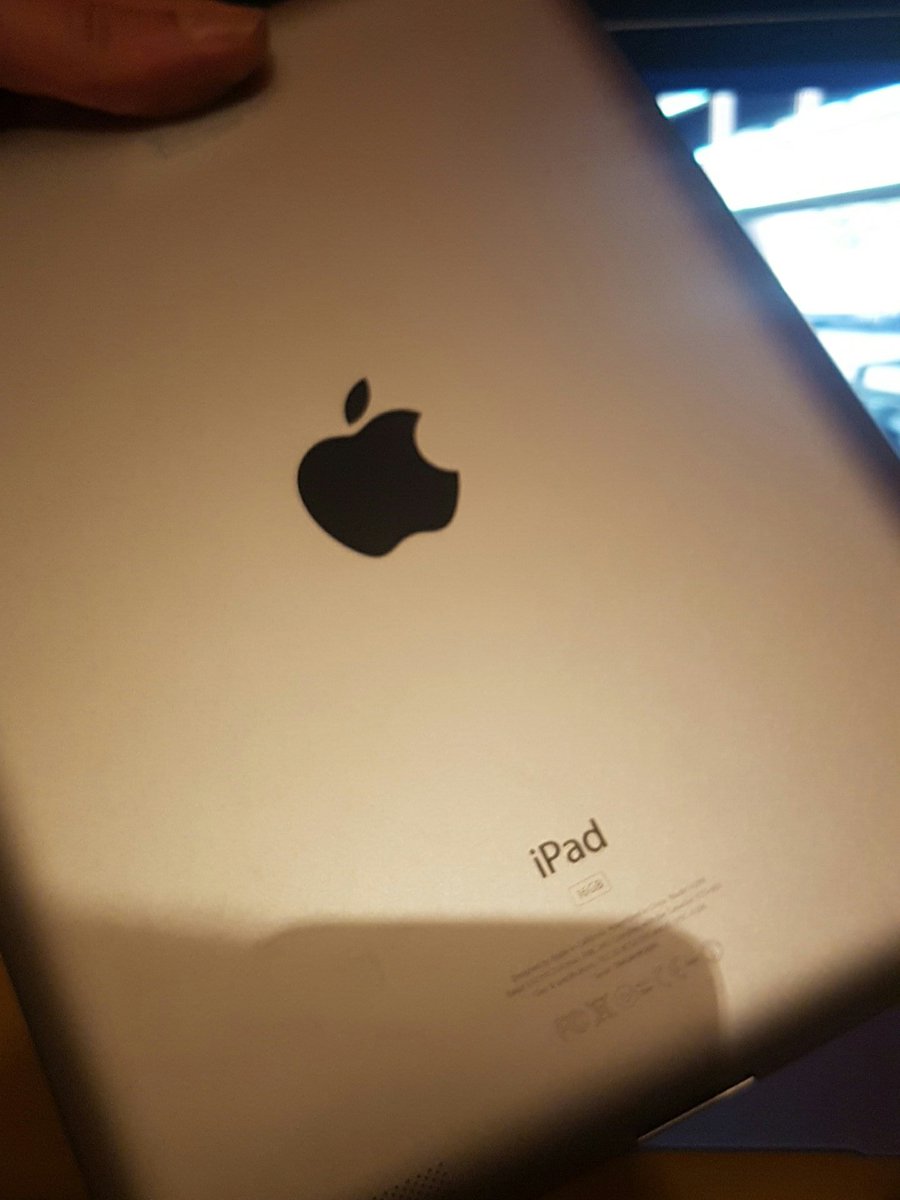Cloud_Plays's tweet photo. Gerade im Schrank ein Ipad 2 gefunden o.O wusste garnicht das ich eins habe xD https://t.co/LyXkd3AA1d