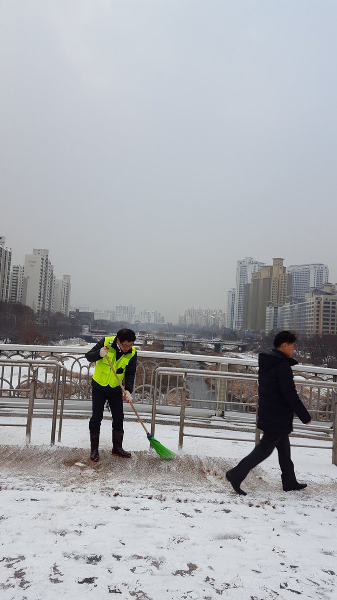 #정자동_주민센터에
#눈이_왔어요
#하얀눈이_왔어요.

눈을 치우고 있는데 지나가는 시민의  한마디
#수고_하십니다. 라고 기분 좋은 말을 전하네요. 
모두모두  #눈길_조심하시고 👌🤗 오늘도 화이팅입니다.

#정자동_주민센터 #성남시