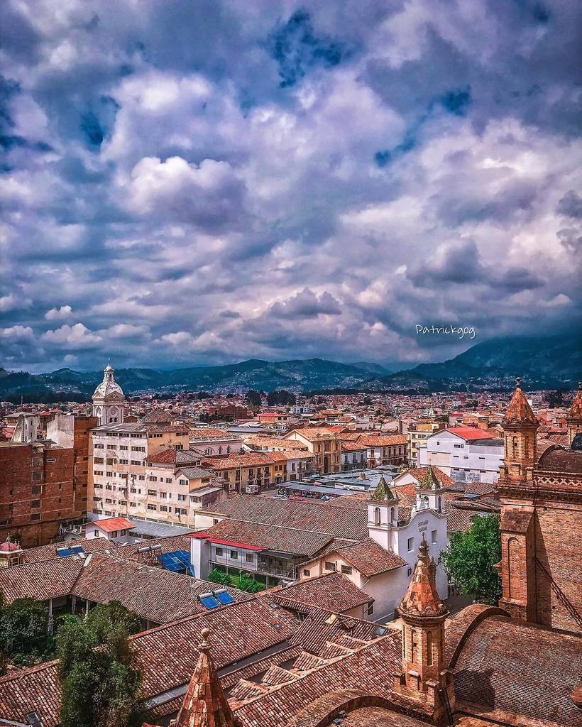 pattosar's tweet photo. Panorámica de #Cuenca #Ecuador #AllYouNeedIsEcuador #iPhoneonly #street https://t.co/WutQn7GxYV @patrickgog #FotoEc https://t.co/DcMoTvqWpV