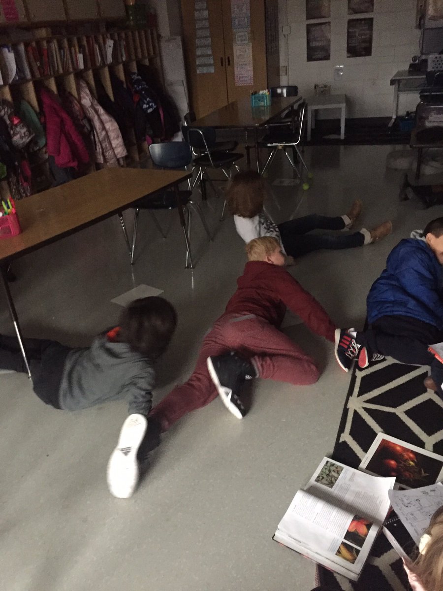 MrsRice2ndgrade's tweet photo. My underwater archeologists hard at work as they examine artifacts from a ship wreak. #collinscomets https://t.co/hOtpXVHtbs