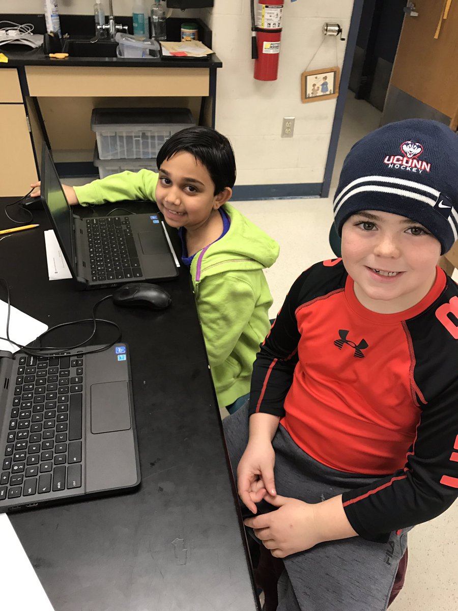 MrsHarris_SNIS's tweet image. Coding in Computer Club! 💻😎👍 #coolcoders @NMPSK5SCI