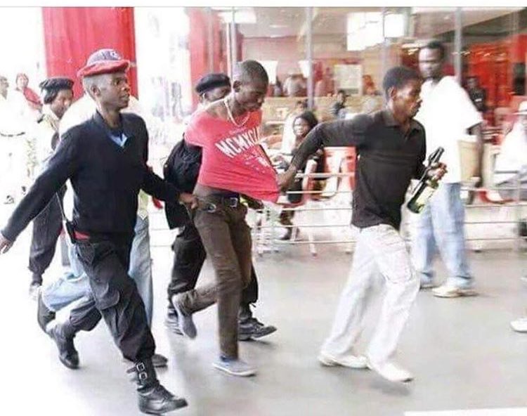 HappyLeozy's tweet photo. Nigerians taking Mr Eazi back to Ghana https://t.co/bLuUPmRvYD