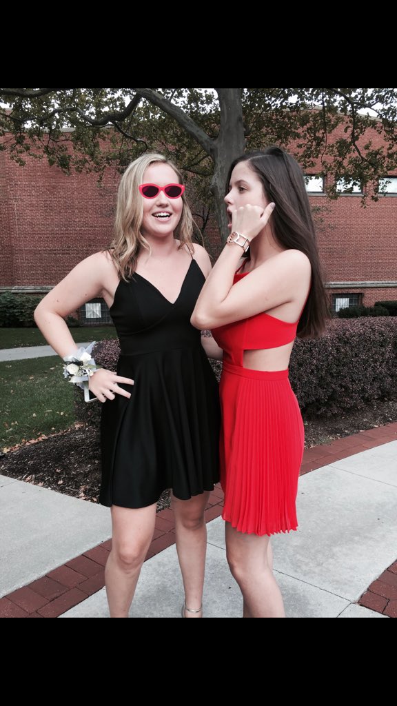 isabellekhahn's tweet photo. Happiest bday b!!! I love u soooo much have the bestest day🌸🌸🤓❤#thx4beingmyonlyfriendingradeschool #weweresocool @lgspell11 https://t.co/4rG2aTCb4c