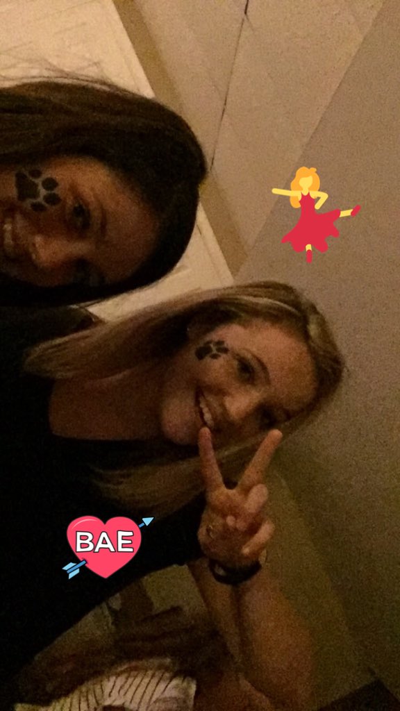 isabellekhahn's tweet photo. Happiest bday b!!! I love u soooo much have the bestest day🌸🌸🤓❤#thx4beingmyonlyfriendingradeschool #weweresocool @lgspell11 https://t.co/4rG2aTCb4c