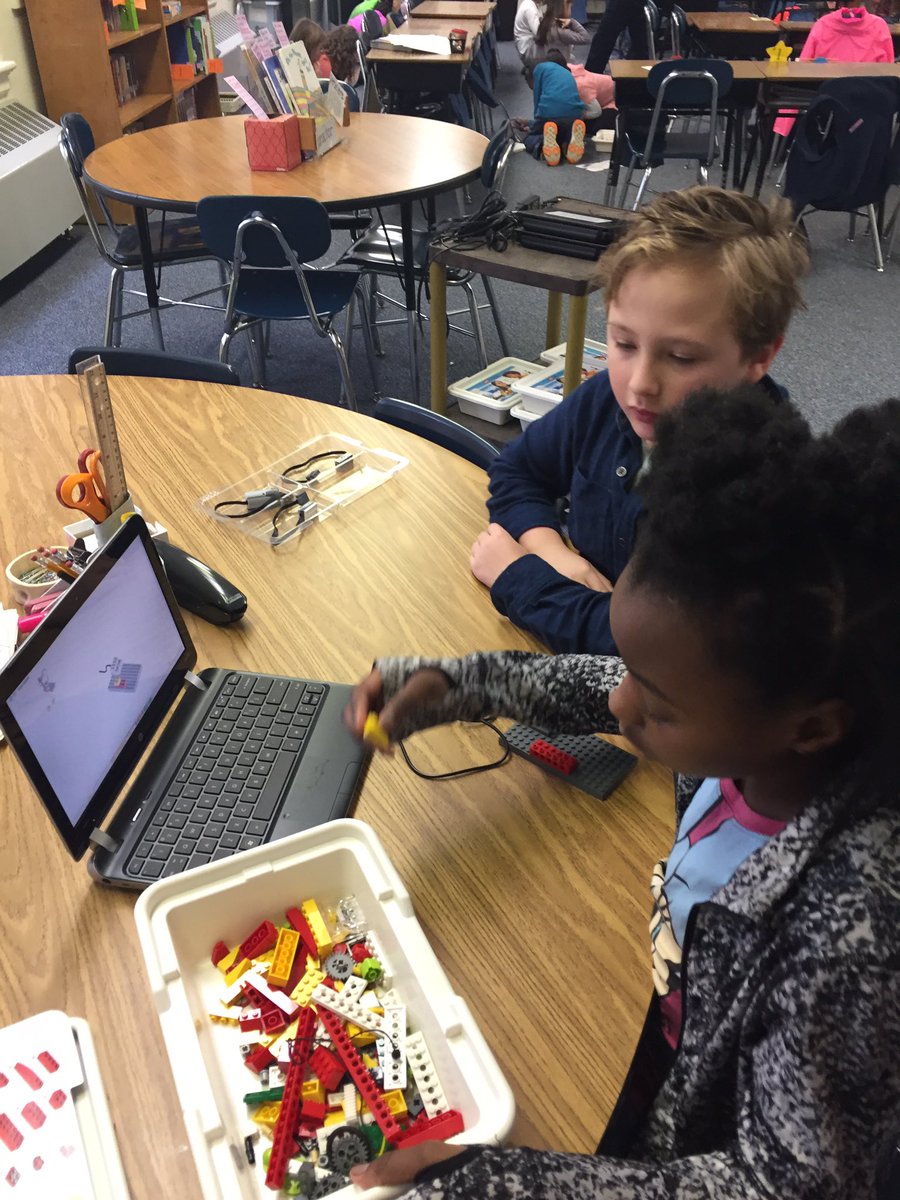 kcollazo's tweet image. What&apos;s better than Mrs. Sheet&apos;s 3rd graders building kickin&apos; robots? Not much!! @DaleBuie @SPEMediaCenter @MCSDigital #mcsstem
