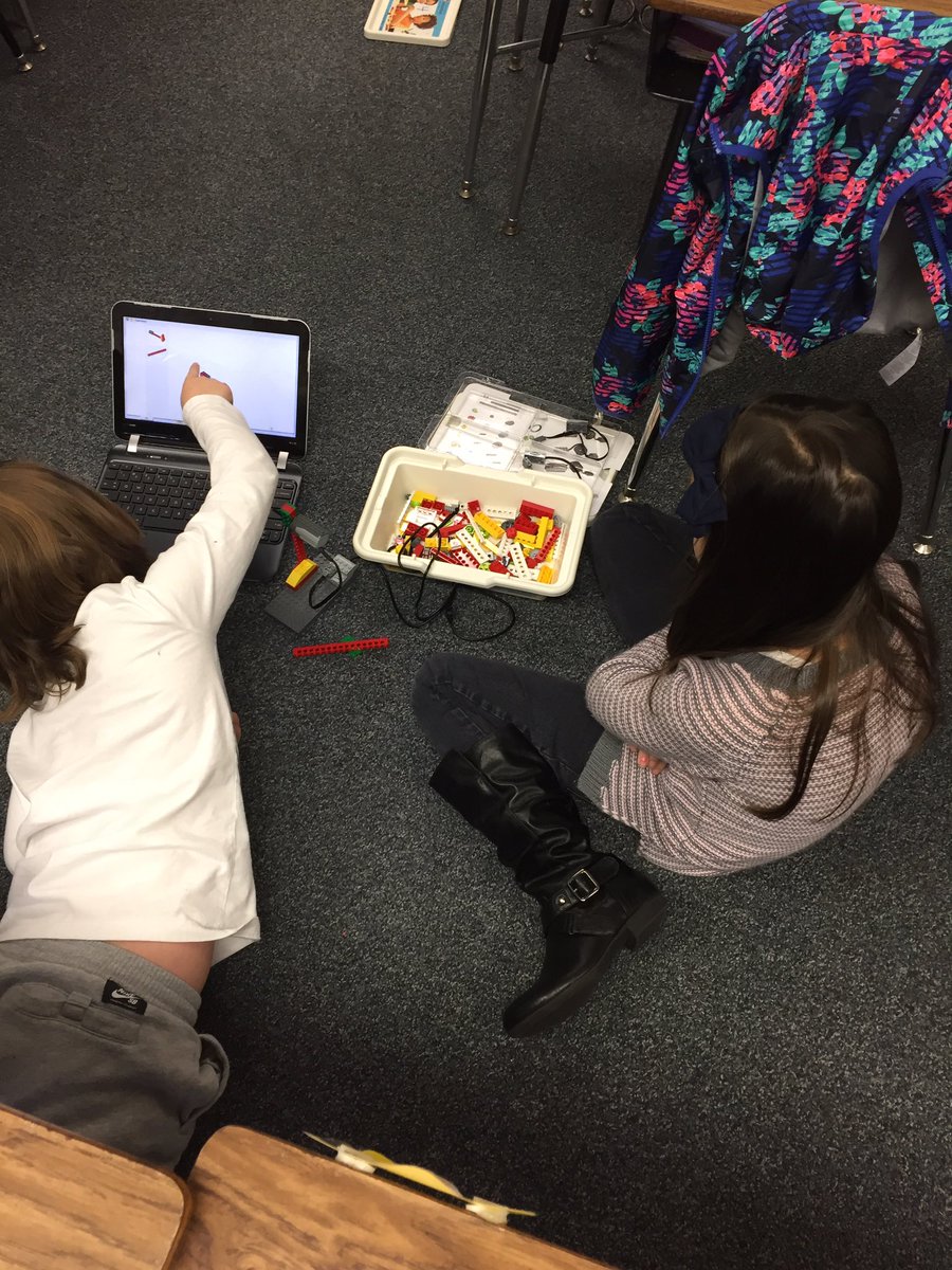 kcollazo's tweet image. What&apos;s better than Mrs. Sheet&apos;s 3rd graders building kickin&apos; robots? Not much!! @DaleBuie @SPEMediaCenter @MCSDigital #mcsstem