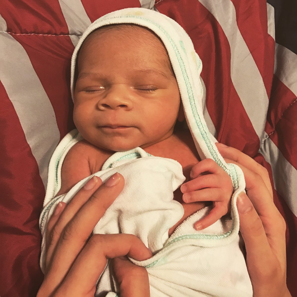 Madddalyn's tweet photo. Update, Demari just took a bath 😭😍 https://t.co/N6rPACVph3