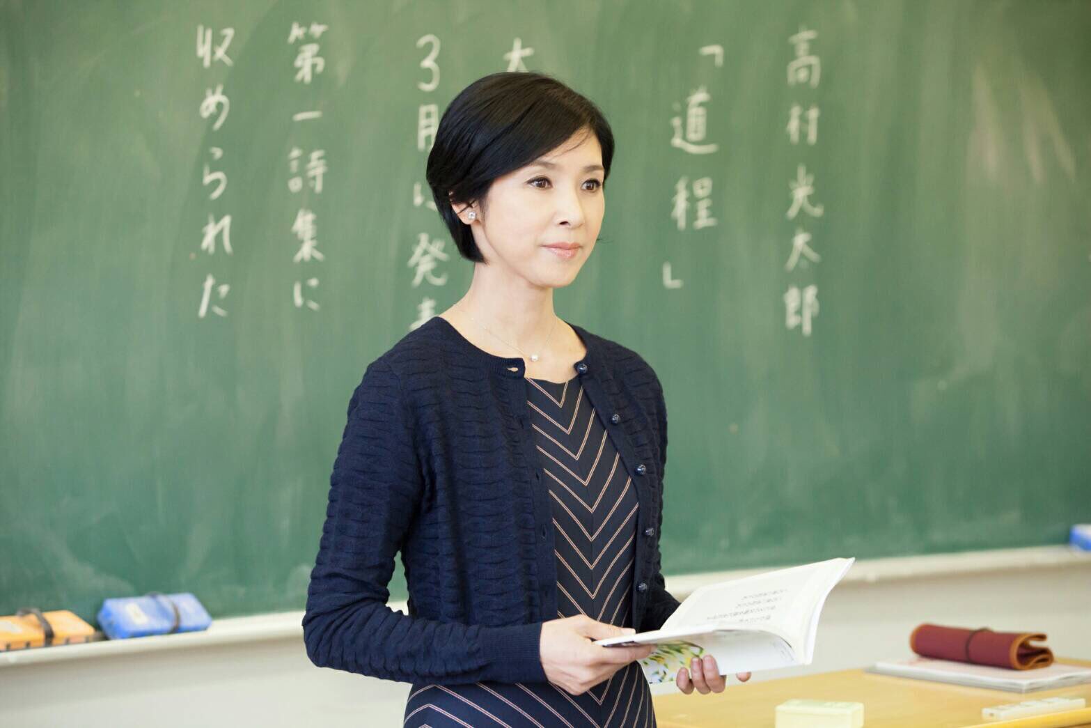 黒木瞳 蹴活家族 #黒木瞳 さんの役柄は、国語の先生！ 実は、黒木さんご本人も、もともとは先生になりたかったそうです♫演劇部の顧問をしていたかもと話されておりました！  #就活家族 は、今夜 1/12(木)夜9時 初回拡大スタート #テレビ ...