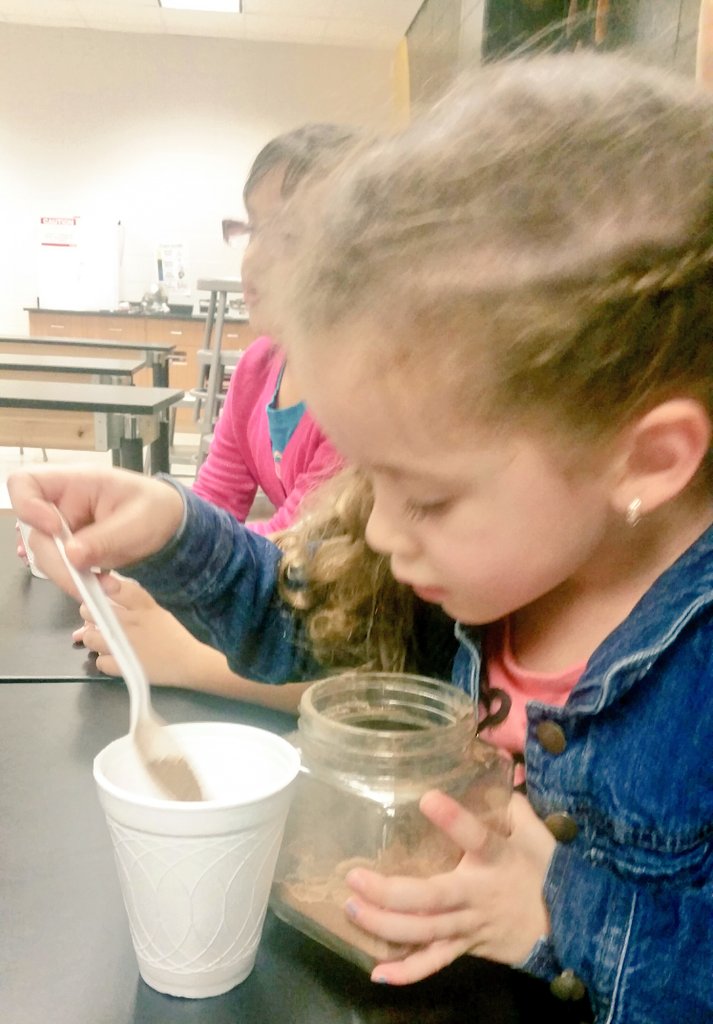 TereRuizz's tweet photo. Melting snowman & colorful ice hands Using thermometers & making hotcocoa to compare temp&changes @SchultzKISD #morethanagrade #prekschultz https://t.co/9cJES7t3U9