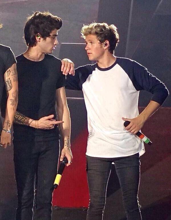 whslarryt's tweet photo. Como esquecer do dia que o Niall tentou imitar o Zayn #HappyBirthdayZaynMalik https://t.co/WrIMyssQJ9