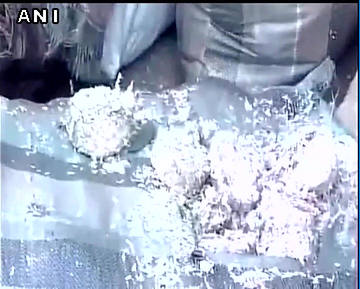 news24tvchannel's tweet image. UP: चार बोरे में मिले कतरे हुए 500 और 1000 के पुराने नोट #Unnao #oldnotes #highway bit.ly/2j8U0Gh