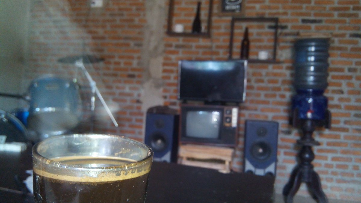 budiimor's tweet photo. Entah masih pagi atau sudah siang, yg pasti harapku ku aduk dan kucumbu bersama segelas kopi beraroma rindu yg tak tertuju #imor #kopi https://t.co/6CaN0sGalx