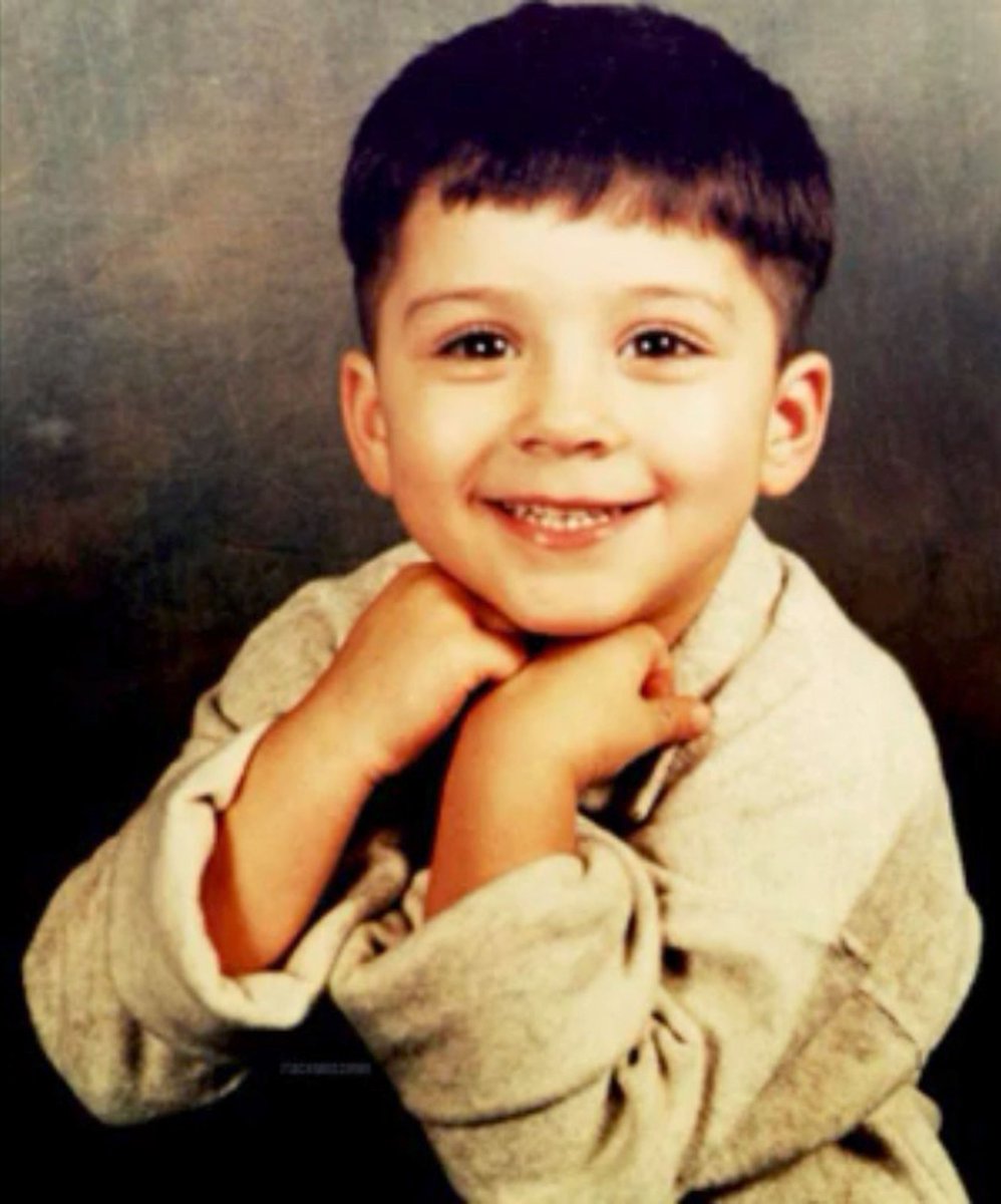 saturnlarrie's tweet photo. De bebezinho mais fofo pra um homão desses #24DetailsOfZayn  #HappyBirthdayZaynMalik https://t.co/OvFvOXQGxU