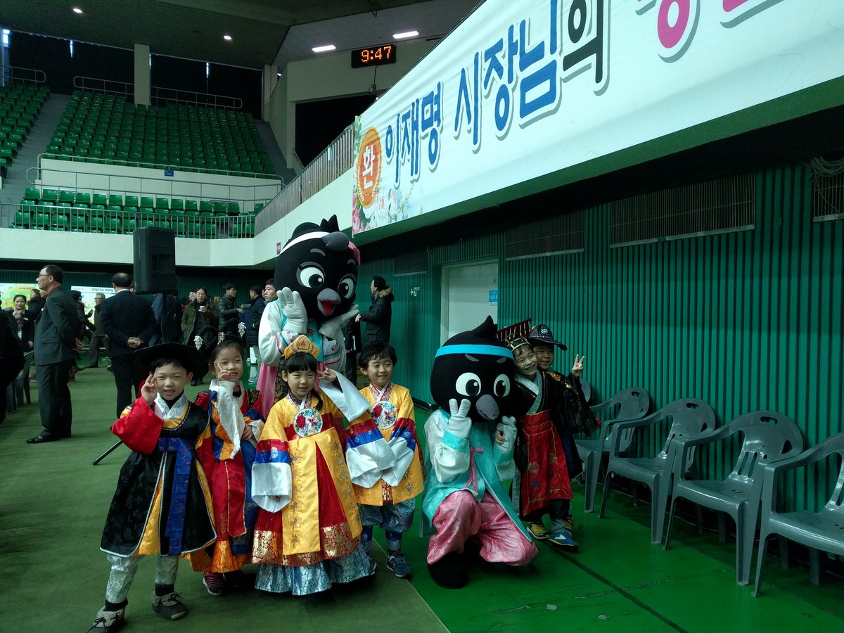 2017 새해 서설이 내린 날~ 성황리에 마친 새해인사회. 시민의 이야기 귀담아 듣겠습니다 ^^ 까오&amp;까비의 대 활약! 귀여운 상대원1동 화동들 감사합니다!
#성남시 #중원구 #새해인사회