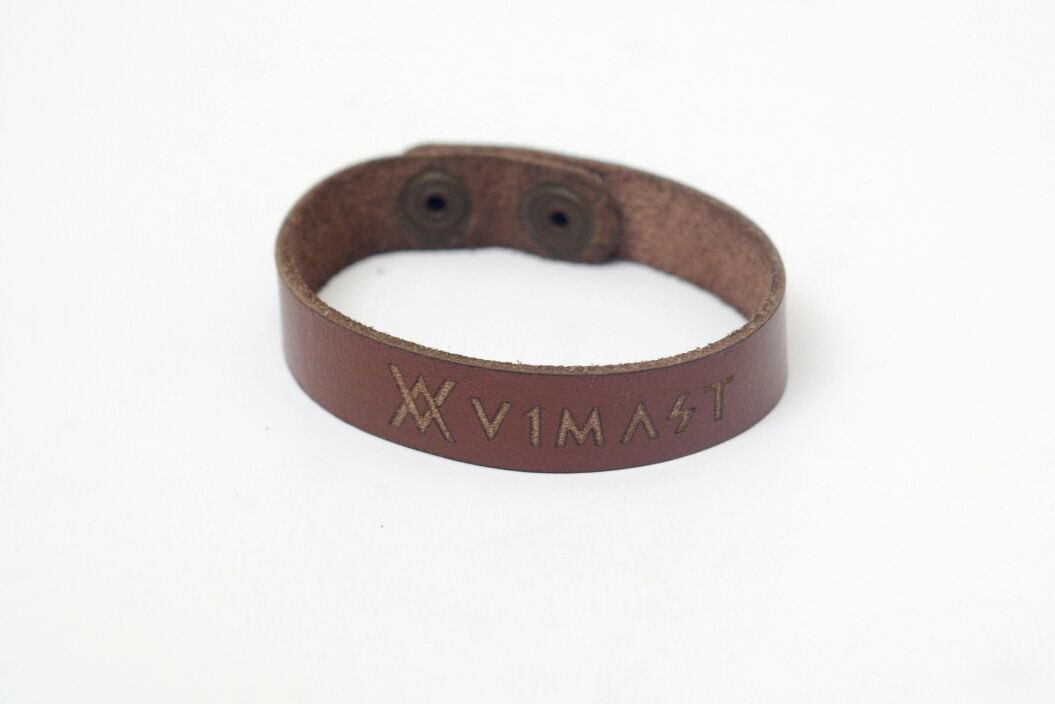 V1MAST's tweet photo. #OfficialMerchandise #OpenPO Gelang V1MASTERS all size - Ada warna coklat dan hitam. Harga per piece Rp 35.000 #OrderYuk ! CP 08161672226 https://t.co/AhTgELdGMy