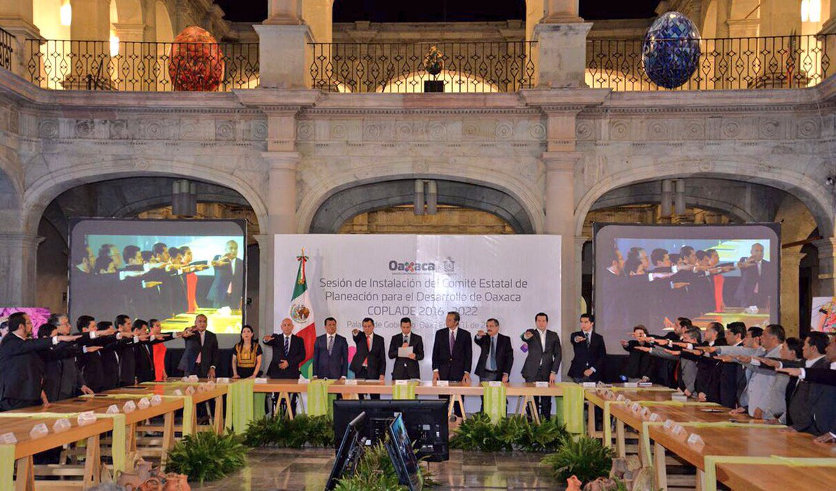 alejandromurat's tweet photo. Para iniciar el trabajo coordinado entre los 3 niveles de Gob., tomé protesta a los integrantes de la mesa de trabajo de la @COPLADE_GobOax. https://t.co/zhBWc5qM2p
