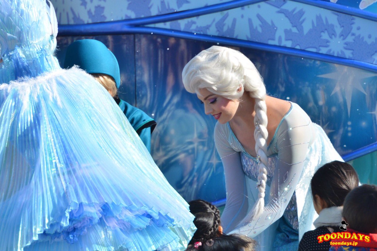 Toondays ディズニーブログ アナとエルサのウィンターグリーティング 城前で行われるキッズ向けショー 登場キャラはアナ エルサ オラフ 今年はアナとエルサがフロートから降りて 参加してるキッズにご挨拶します T Co Edz9lnuysa