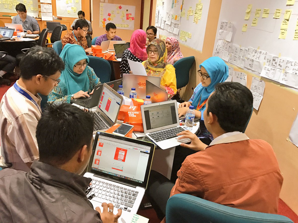 borryshasian's tweet photo. If I often use Keynote for prototyping, this team is collaboratively using Google Presentation to prototype 👍🏼. #circleux #designsprint https://t.co/bF36hzENUU