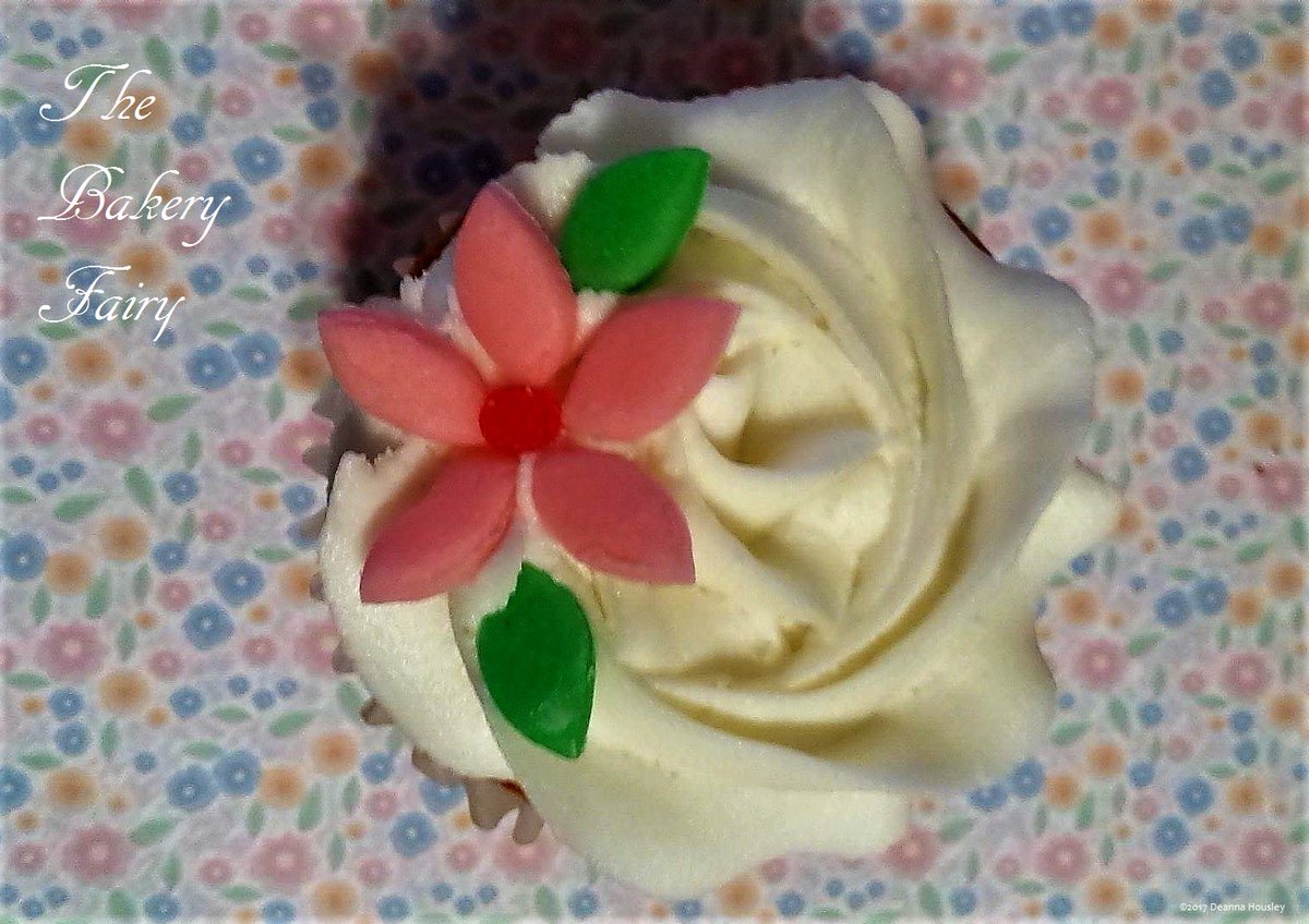 thebakeryfairy's tweet photo. #thebakeryfairy #buttercreamcupcake #clearance2016 #buttercreamfondant #buttercream #cupcake #americolor #sunnysideupbakery #hobbylobby #yum https://t.co/Pu1gft6Ef5