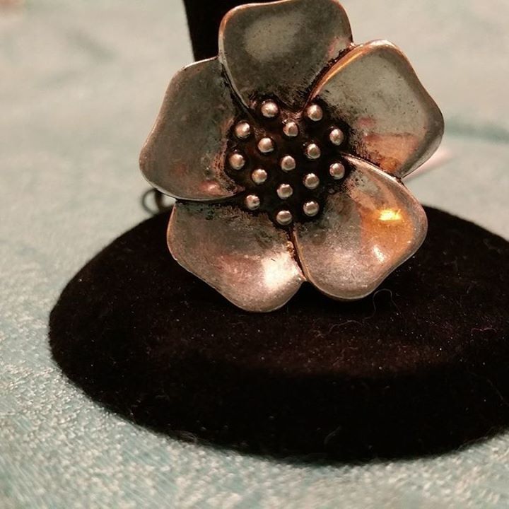 AvaGFashions's tweet photo. What's your favorite 🌺? #jewels #bling #avagrace #avagracefashions #shopeville #instabossclub #instabossmob #evlsno… https://t.co/yzwX7hcnoR
