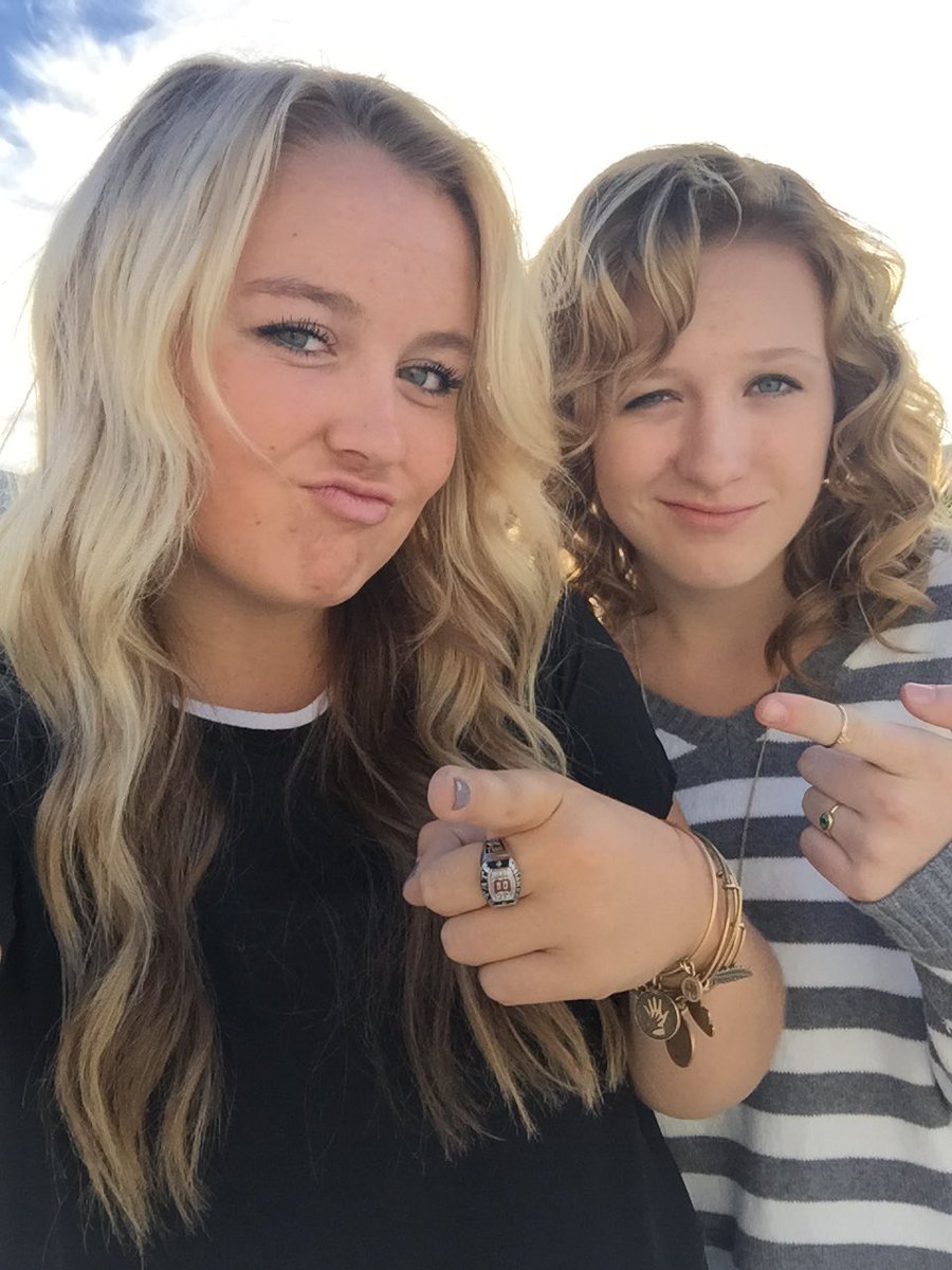 kenzienicole22's tweet photo. There's no one who pushes my buttons more but there's also no one else I love more. HBD BAILEY!!🎉💗(Sorry I made you cry today haha) 🎈🎈🎈🎈🎈🎈🎈🎈 https://t.co/Hqyap4Ml9W
