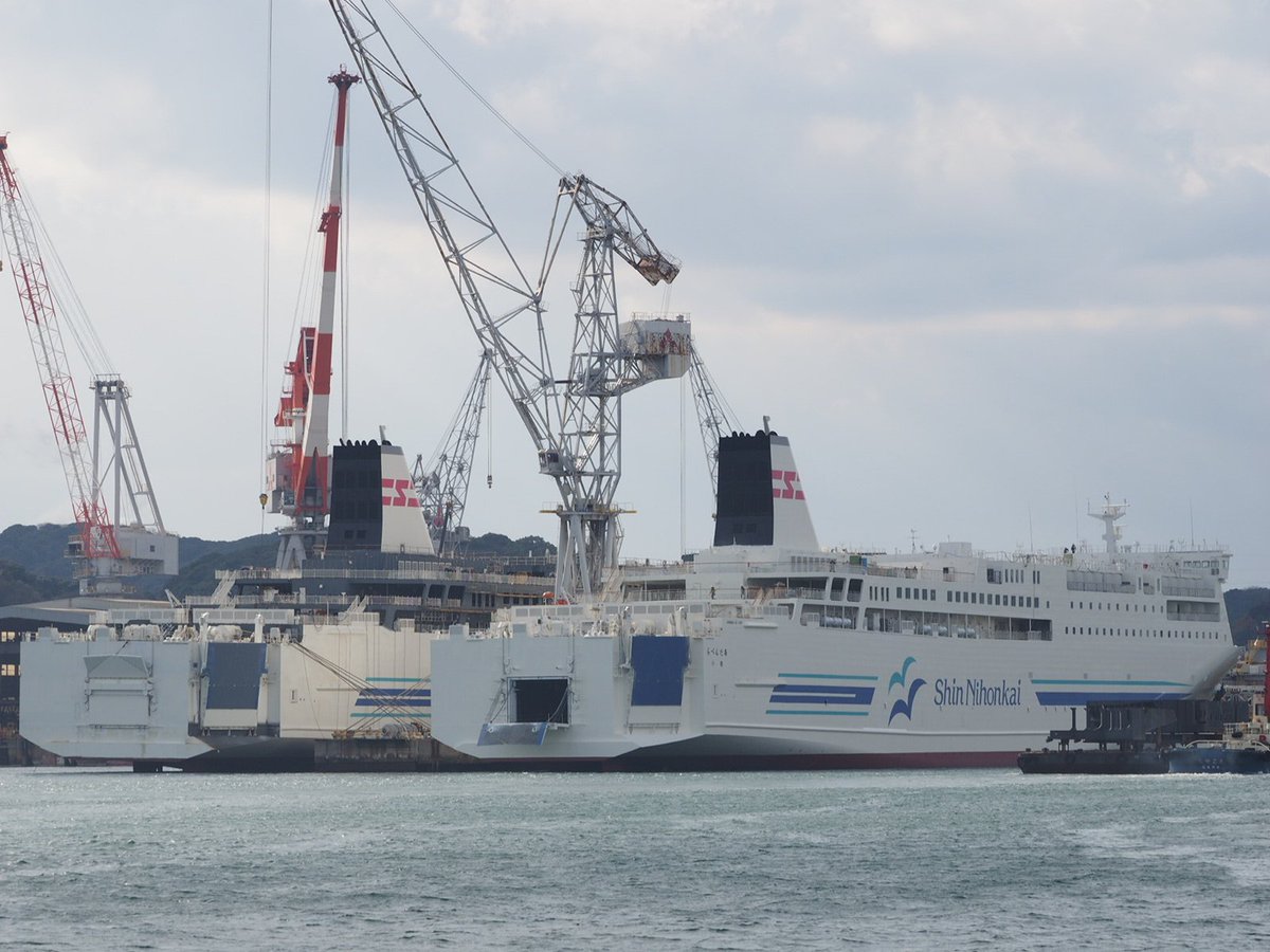 たぬきねこ 三菱重工 下関造船所で建造中の新日本海フェリーの新造船 あざれあ と らべんだあ