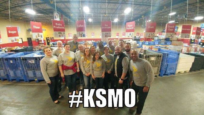 Momoney_momo's tweet photo. Starting 2017 right..Giving back with some great people! https://t.co/2FYXZWAkzE https://t.co/ZaSGqpaJRj