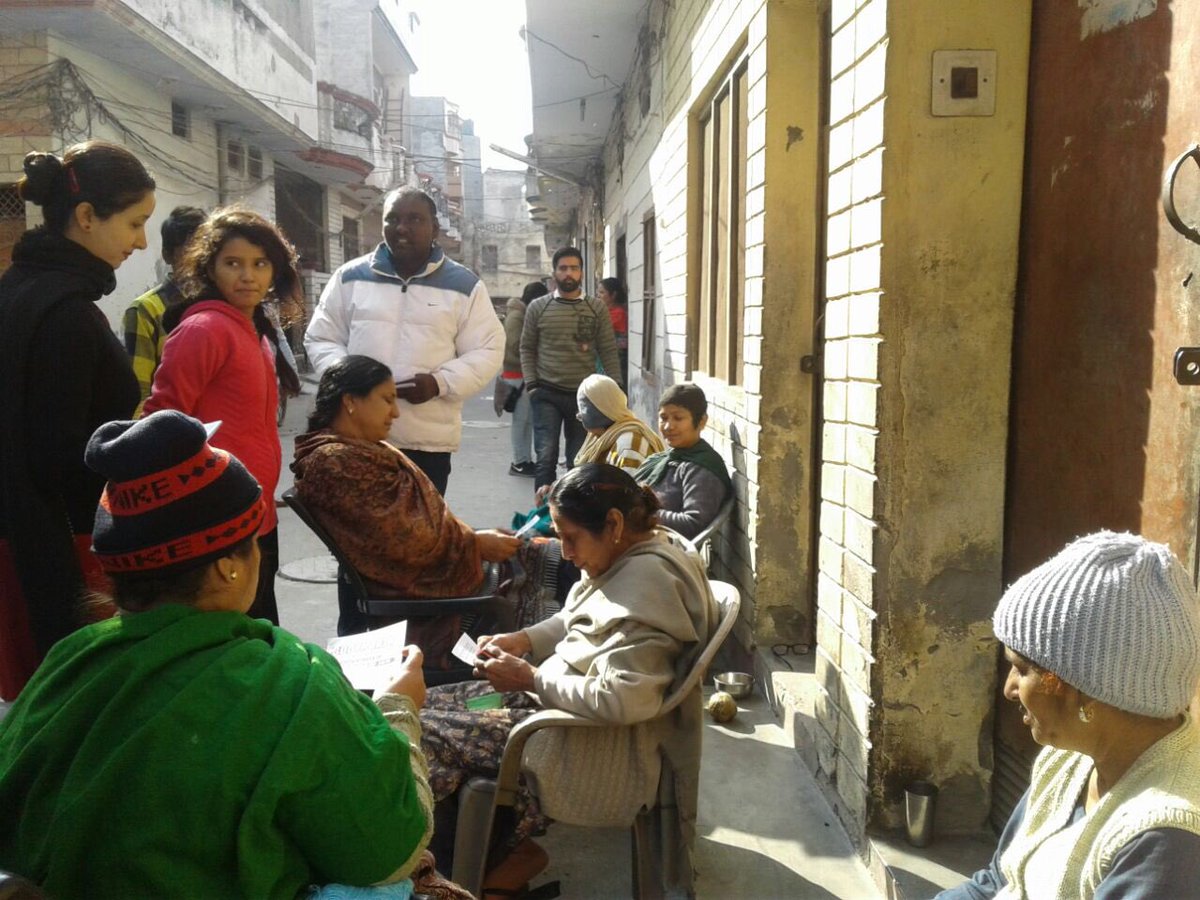 mandeep_manna's tweet photo. @capt_amarinder @punjabpcc @PunjabDaCaptain @Barmer_Harish @VBrarPPCC My wife giving Commitment paper to every house on 11th Jan Tung Pai https://t.co/sz2nKhzgzR