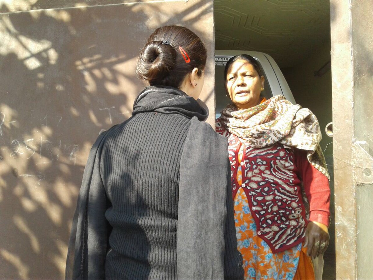 mandeep_manna's tweet photo. @capt_amarinder @punjabpcc @PunjabDaCaptain @Barmer_Harish @VBrarPPCC My wife giving Commitment paper to every house on 11th Jan Tung Pai https://t.co/sz2nKhzgzR