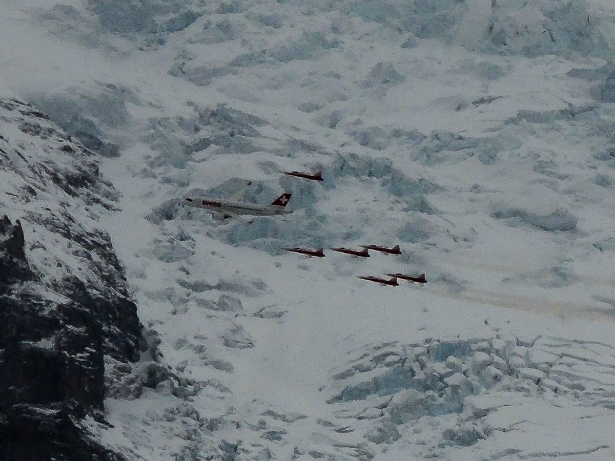 Die Patrouille Suisse hat heute bereits zusammen mit <a href="/FlySWISS/">Swiss Intl Air Lines</a> für die #Lauberhornrennen trainiert.