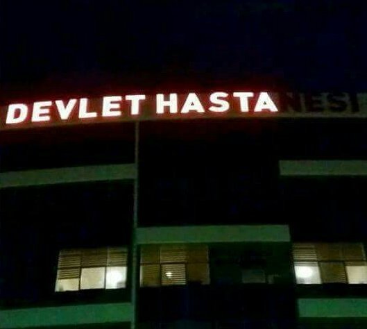 Kuşadası Devlet Hastanesi'nin ışıkları kapanınca çakraları açılmış.