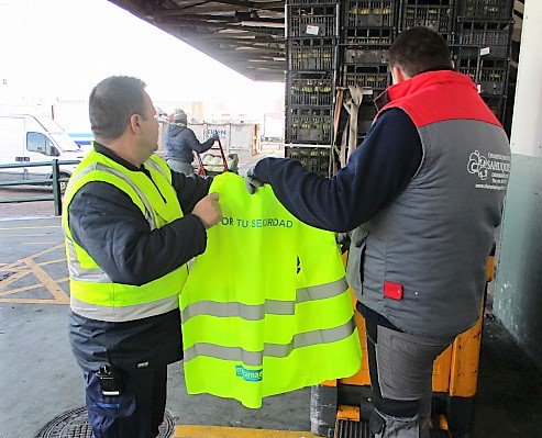 mercamadrid_hoy's tweet photo. Comenzamos reparto chalecos reflectantes en la Unidad Alimentaria para mejorar la seguridad en el trabajo #portuseguridad #PRL #mercamadrid https://t.co/Eh72JiqrR5