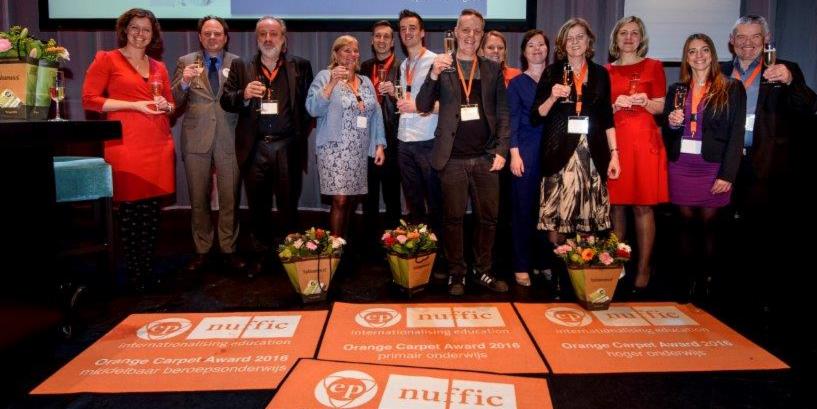 Nuffic's tweet photo. Nomineer bijzondere bijdragen aan #internationalisering en sleep die #OrangeCarpetAward 2017 binnen! https://t.co/CVQqyQyRWq https://t.co/LNluboo633
