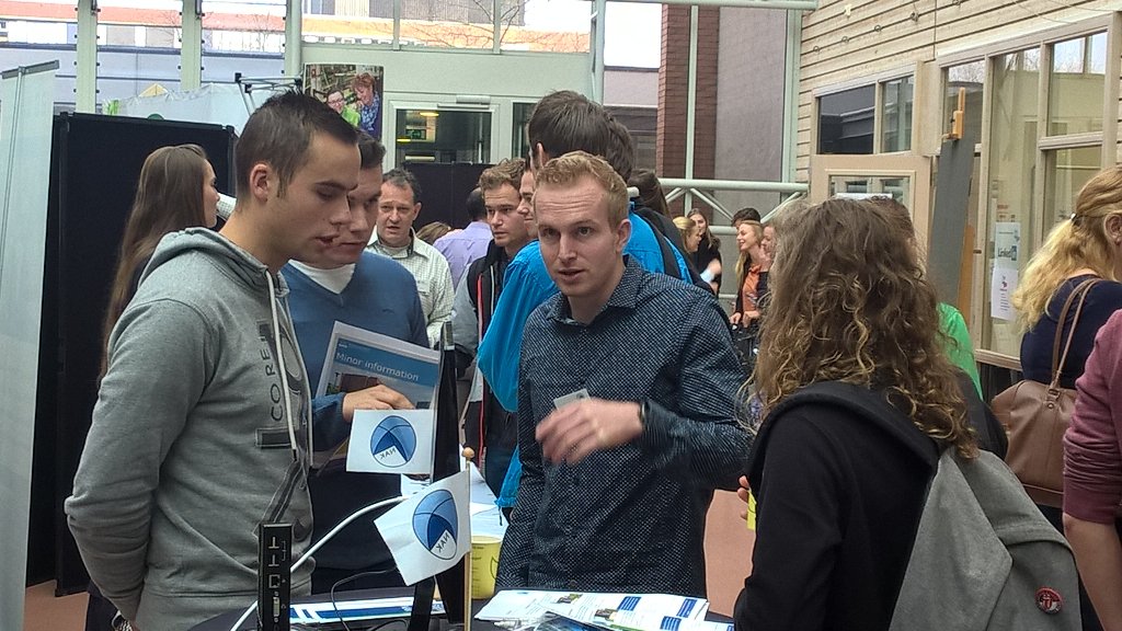 AdFioole's tweet photo. Uitleg over NAK traineeship door keurmeester Mark de Jong op de carrière beurs bij de HAS in Den Bosch.@nakemmeloord https://t.co/1Y3EDmnJan