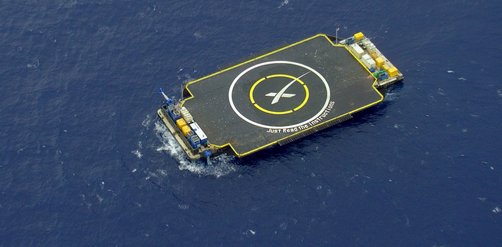 Bottlaeric's tweet photo. La barge #JTRI est déjà au large en préparation du lancement #SpaceX #iridiumnext ce samedi. https://t.co/YGCDSFZgmZ