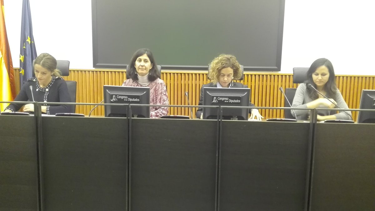 OxfamIntermon's tweet photo. En el congreso presentando iniciativas por los refugiados con @ambBatet @ionebelarra @patriciareyesCs @laracontra #derechoarefugio https://t.co/9c7zkcWFhK