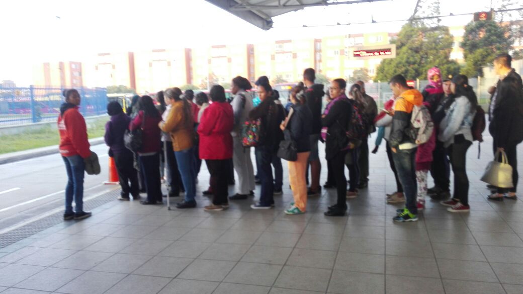 TransMilenio's tweet photo. Aplaudimos el compromiso que tienes con el Sistema en la organización de filas. Tu aporte es pequeño, pero se refleja enormemente 🤗🙌💪💓👏 https://t.co/l4tsnv10o9