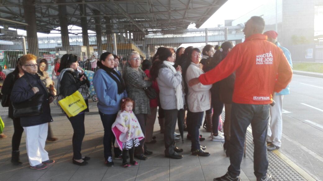 TransMilenio's tweet photo. Aplaudimos el compromiso que tienes con el Sistema en la organización de filas. Tu aporte es pequeño, pero se refleja enormemente 🤗🙌💪💓👏 https://t.co/l4tsnv10o9