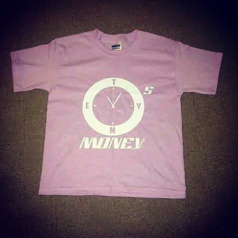 TymesMoneyC's tweet photo. https://t.co/77YEa3MVN7
#clothinglabel #bodyshape #tymesmoney #clothingcompany #clothing #clothingbrand #brand #pinktshirt #jan17 #tshirt https://t.co/gw40dCQzD5