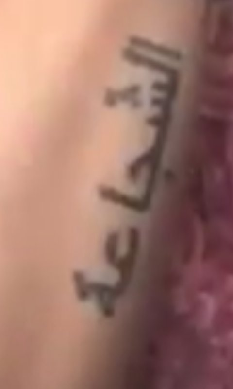 munzcute's tweet photo. @Hashtag_RyleS  anung lahi ni jon kasi arabic po ang tatoo niya https://t.co/FDyshmKwYQ