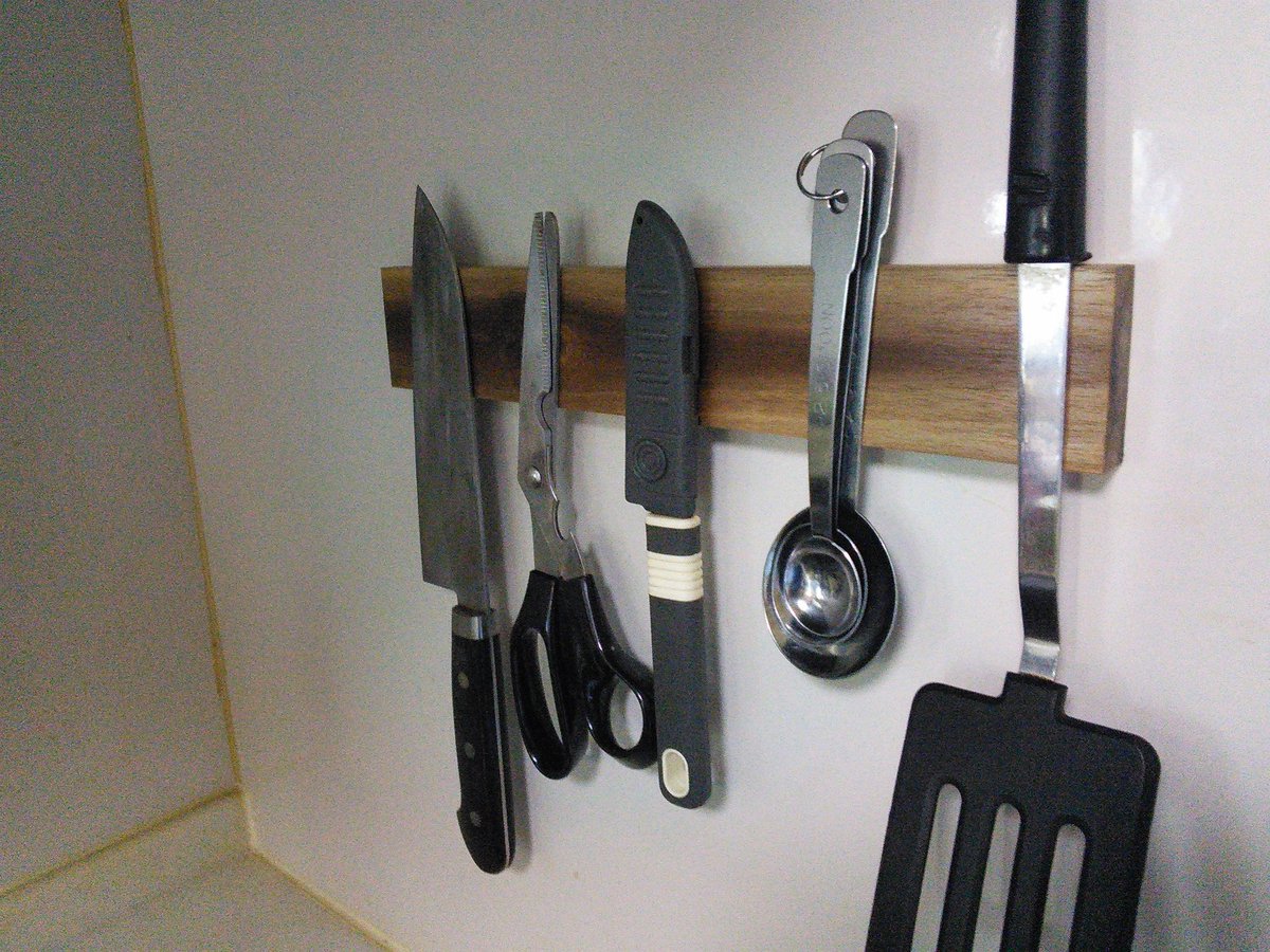 Snugfit Works En Twitter マグネットウォールキャッチャー いわばナイフラックですが 金属の壁に磁石で張り付いて工具不要設置できます T Co Kqps0vt3zt ミンネ 自作 キッチン 木工
