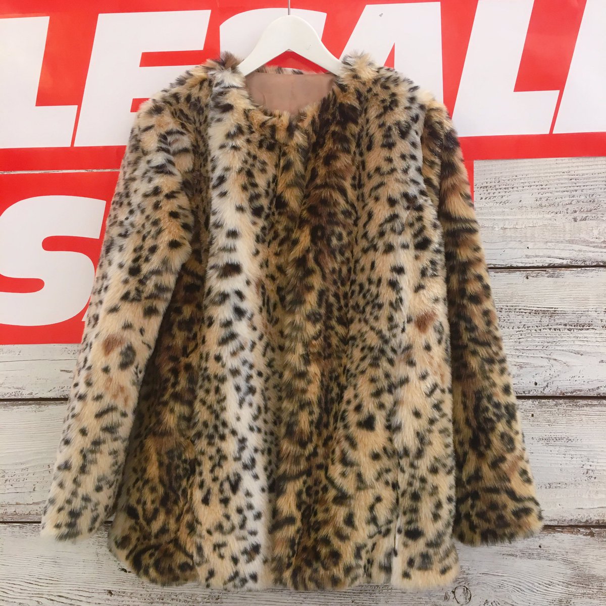 thirdroom109's tweet photo. 本日再入荷🐅💋💕
ファーコート ¥6,000+税
( レオパード/ホワイト )
まだまだ寒い日が続きますので
セールの今がチャンスですっ❗️
ご来店お待ちしております😘
#THIRDROOM #SHIBUYA109 https://t.co/s4xlO8fFg4