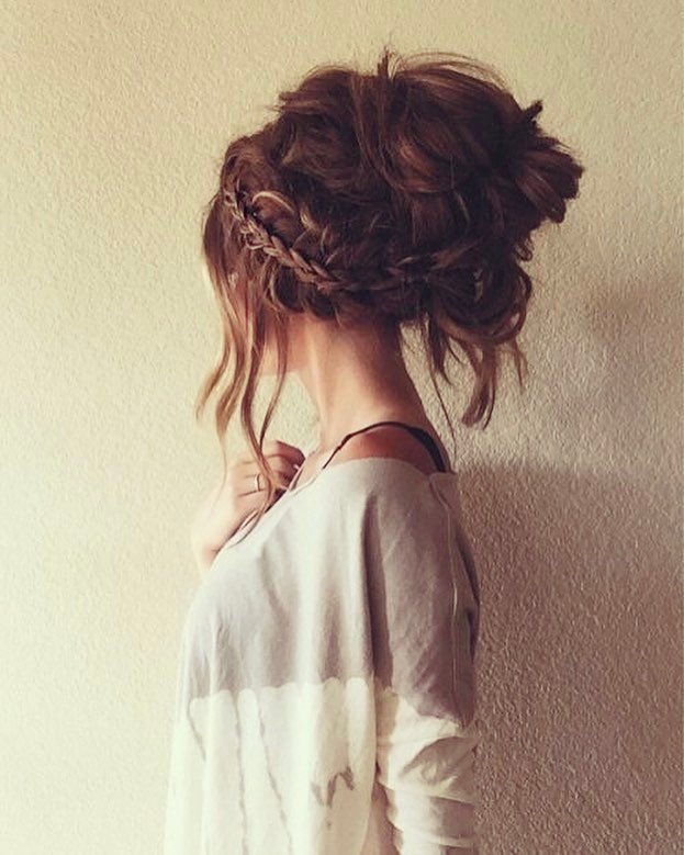 The biggest #hair #bun for #Thursday with #bohemian soul! 💙//#Perşembe için #bohem havası ile büyük bir saç topuzu ideal! 😏
#rapunzel #tbt